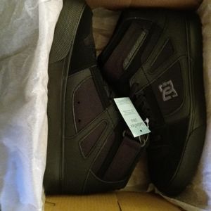 Boys suze 6Y DC shoes
